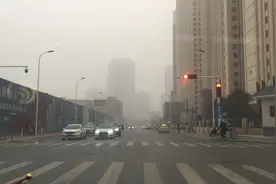 河南雾霾为啥这么严重 在郑州“霾”头苦干十几年的出租司机咋说视频封面