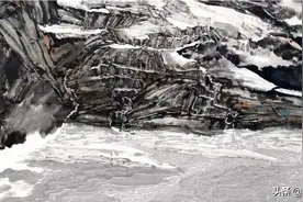 利用宣纸的特效，水的表现在他的画里是一特色图片