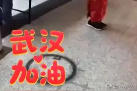 日本🇯🇵东京，14岁养蜂女孩👧街头穿旗袍为武汉募捐……