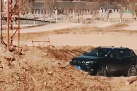 #车若初见#  两驱自由光 动力也是杠杠的，如此有“深度”的交叉轴体验科目 Jeep自由光的表现如何呢？