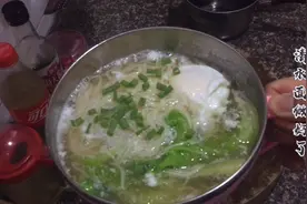 老婆晚上肚子饿了，阿富做了一碗清水面给她吃，健康又营养。