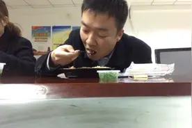 早8点到晚8点连轴转的日子，都是为了生活，晚上弄点炒饭垫垫肚子