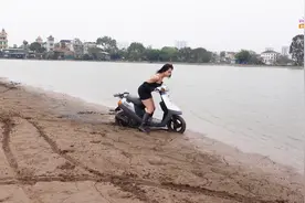 越南小姐姐开摩托不小心陷入泥中视频封面