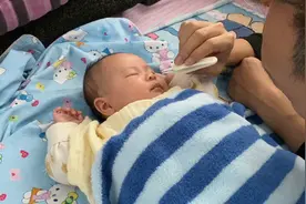 我的这一天：给宝宝给夹鼻屎这机会不太好找呢，宝宝防御得挺好视频封面