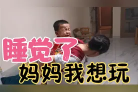 宝妈无法忍受深夜不睡觉的宝宝，使用传统背带，这样的方法管用吗视频封面