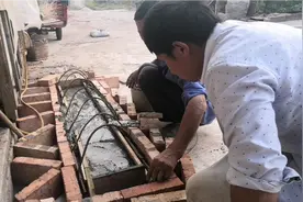 小伙返乡，猪价下跌，花三十元自制猪槽：看似不错，便宜还实用