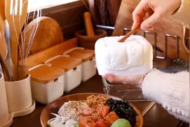 韩国独居女生的一日三餐，6点起床，做三文鱼盖饭吃，去摘草莓了