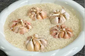 今天才知道，把大蒜放进大米里，解决了很多人的烦恼，方便又实用