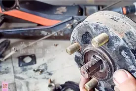 电动三轮车加电时电机会转但是车子不会走，拆开后发现是这里坏了视频封面