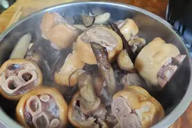 好的食材只需简单的烹饪，猪脚炖马刺根，干炸鲫鱼，就很费酒