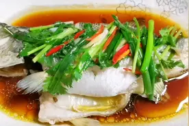 清蒸鲈鱼，直接放锅里蒸就行，教您个技巧，鱼肉鲜嫩清甜不腥