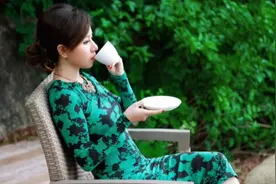 上联:口渴吕娘品茶，一口两口三口
下联：有请才子佳人😃🙏🙏🙏视频封面