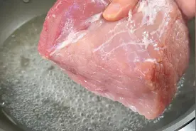 万万没想到，把一块猪肉放进滚烫的开水中，出锅瞬间变成特色美食