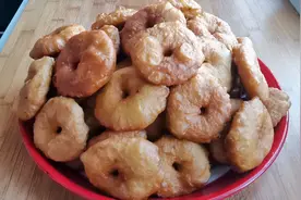 用开水发面是一种古老的方法，炸出来的油饼酥软香甜，特别好吃！视频封面