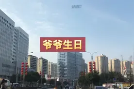 小时候爷爷陪伴我长大，我长大了要陪着爷爷慢慢变老！常回家看看