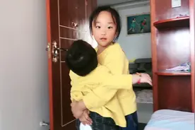 穷人家的孩子早当家！看六岁的姐姐怎么照顾妹妹😂