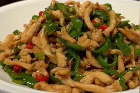 一块鸡胸肉和青椒简单一炒，成本不到10块钱，做法简单，好吃下饭