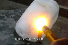 两个白石头重大30多斤，特别透明发亮，是不是玉石，有人知道吗