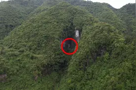 贵州深山崖缝5层房屋，没路怎么弄上去的，为何花如此代价在山里视频封面