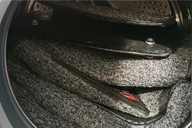 自己在浴室洗了汽车脚垫，然后用洗衣机甩干，烘干，结果报废了…