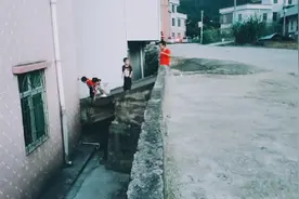 跟着大姐玩，大姐教你飞檐走壁，无所不能，自由飞奔的童年视频封面