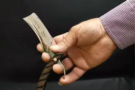 外国铁匠大师用轴承钢锻造一把剃刀，吹毛断发！视频封面