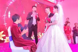 新郎在婚礼上感激岳父岳母的付出深鞠躬，懂感恩的人运气不会差视频封面