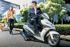豪爵轻奢大踏板车，豪爵VR150，时尚潮流、售价为9800元。视频封面