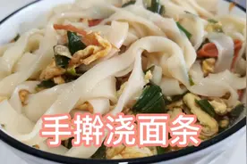 河南婆婆擀面技术真好，配上新鲜的蒜苗，做成一碗筋道喷香的面条