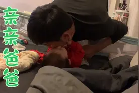 爸爸经常跟宝宝互动，宝宝看到爸爸就开心！