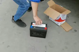 汽车电瓶亏过一次电后就不行了，赚不到钱也要换一个新的，省事点