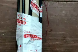 小伙路上捡到一个快递，拆开看一下是什么视频封面