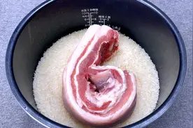 把五花肉放入大米中，教你没有吃过的新做法，真是高手在民间
