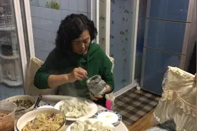 今晚煮的冻饺子，有的熟有的不熟，皮有白边，冻饺子到底怎么煮