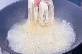 湿面条扔进滚烫的油锅，瞬间变美食，我家一周吃8次，营养美味