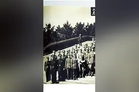 抗戰勝利之後，蔣委員長攜國民革命軍眾將領在中山陵合照