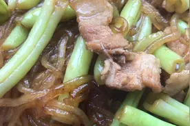 五花肉搭配豆角和粉条炖出一锅美味下饭的家常菜