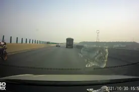 货车司机是个老司机，主动给让道，超车后打三下双闪表示感谢！