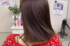 50岁姐姐烫的羊毛卷不喜欢，给她烫柔顺搭配茶棕色，简直太年轻视频封面