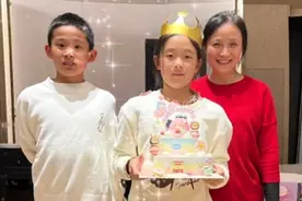 杜锋岳母携外孙为晚辈庆生！执教多年桃李满天下，享受副军职待遇视频封面