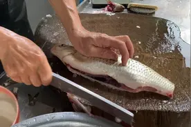 都说吃鱼生有寄生虫，但是横县人吃了这么多年也没见多少人有。视频封面