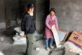 夫妻俩贴砖手艺好，每人一天工钱300元，每个月都能挣不少钱视频封面