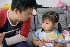 3岁的孩子吃饭挑食还慢实在太让人头疼了 妈妈的这个办法太好使了