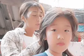 10岁的女儿都不会梳头发。天天都要妈妈扎，马尾都不会。头疼的娃视频封面