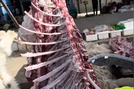 河南农村宰羊小伙剔羊骨的技术真牛，动作熟练效率高