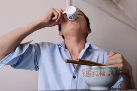 尿毒症小伙好几年没喝啤酒了，今天啤酒加可乐，这味道太好喝了😂