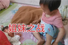 相差1岁8个月的姐妹俩，姐姐太亲妹妹了，围着妹妹打滚，妹妹不理