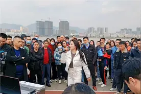 高颜值抖音网红美女户外唱歌直播，人气爆棚视频封面