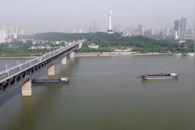 实拍武汉长江大桥，万里长江第一桥和黄鹤楼遥相呼应视频封面