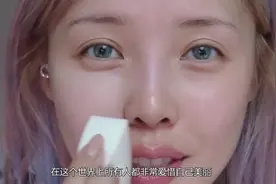 女孩子为了保持身材，用绷带把自己绑了三年，简直像木乃伊。视频封面